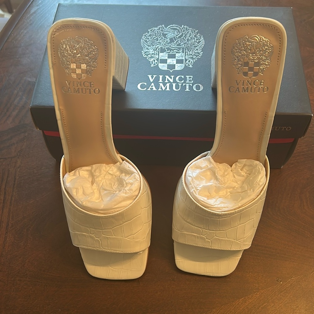 Vince Camuto VC-Daisha Mules NWOT with Box